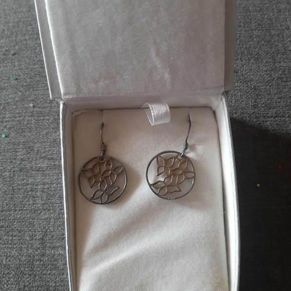 Freya Silver & Gold Leaf Earrings 🎉 $5 Finds – Clearance Section 🎉 - Picture 2 of 4